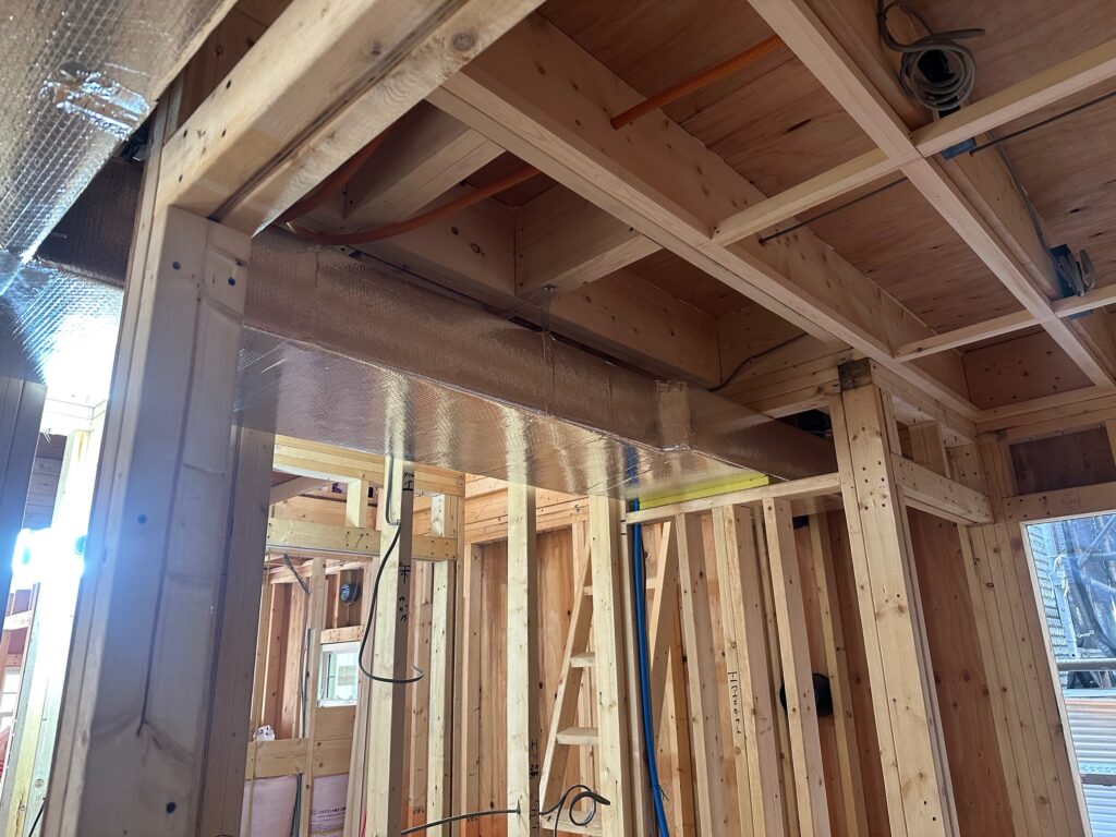 全館空調のメインダクト配管工事 コンパクトで場所を取らない設計