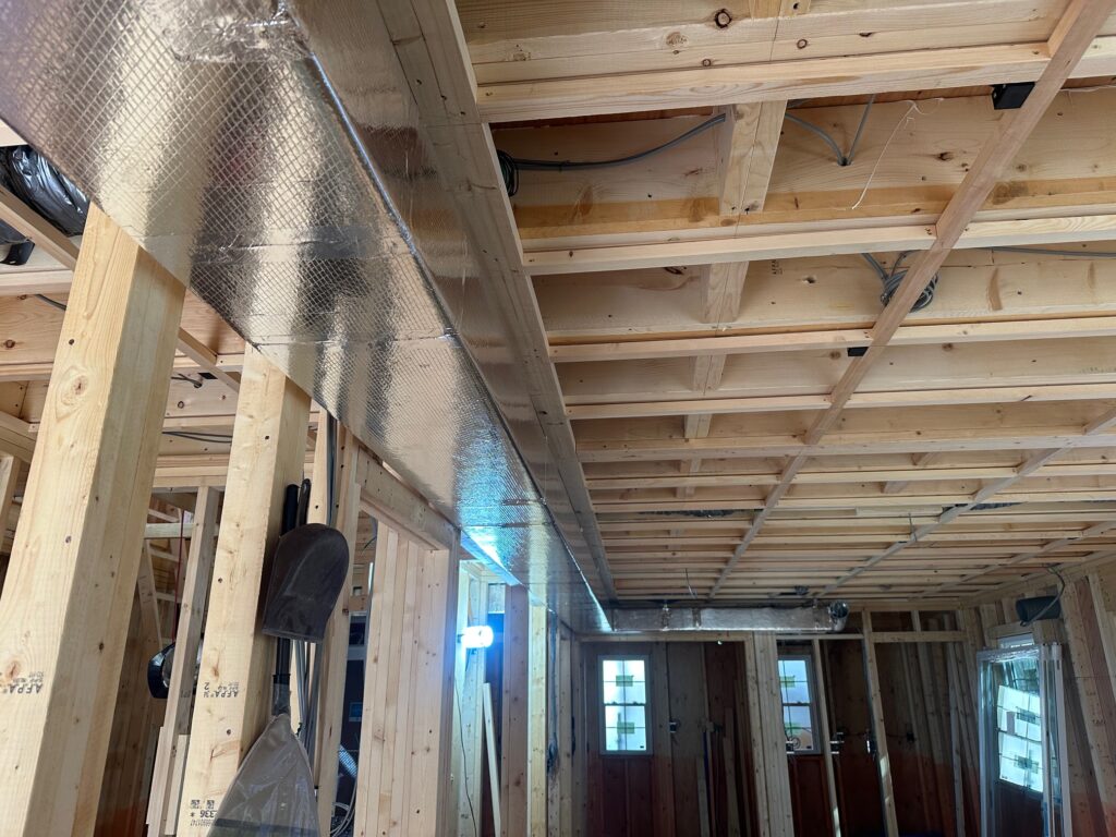 天井裏を通る全館空調の配管ダクト すっきりとした天井高を確保