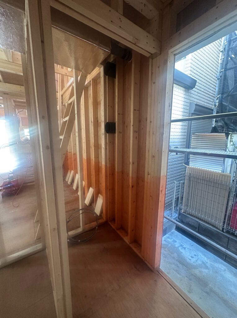 躯体（骨組み）の中に配管を通す工事