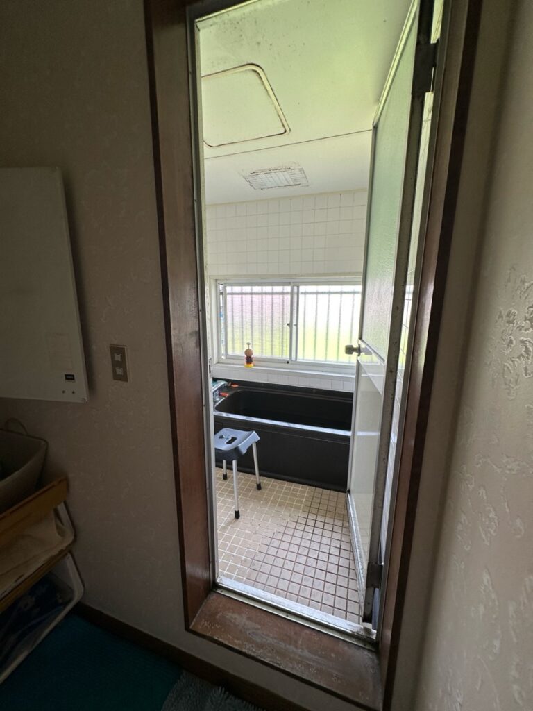 築35年の住宅 リフォーム前のユニットバスの様子