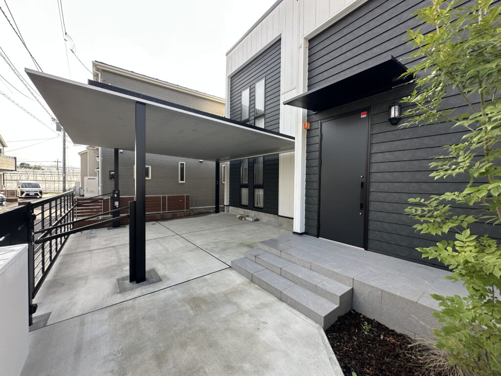 オーバーゲートや宅配ボックスも設置された機能的で美しいエントランス