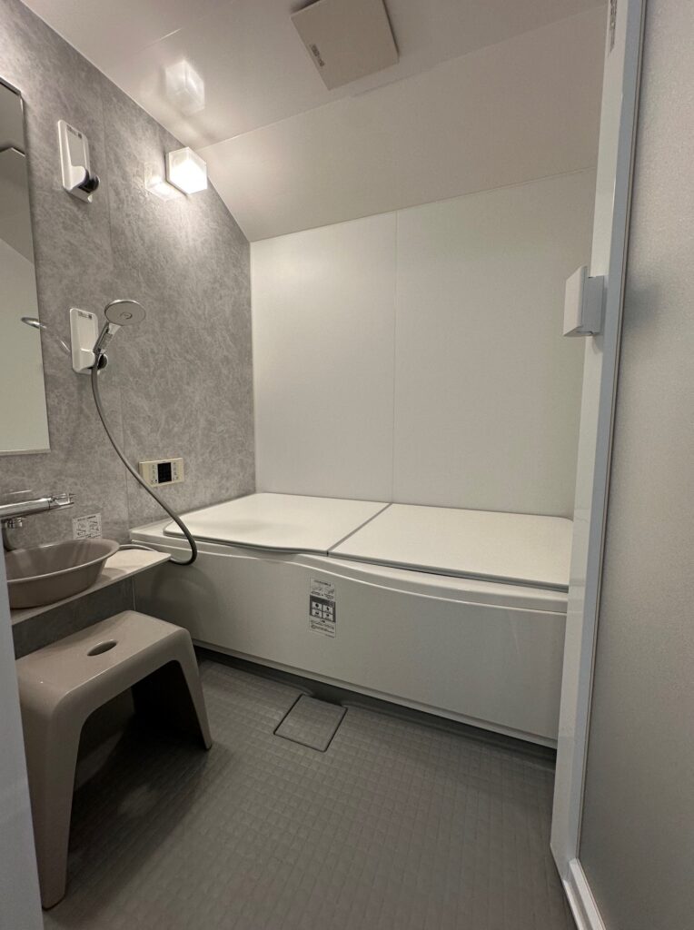 リフォーム後のグレーのユニットバス プライバシーを考慮して窓を塞いだ設計