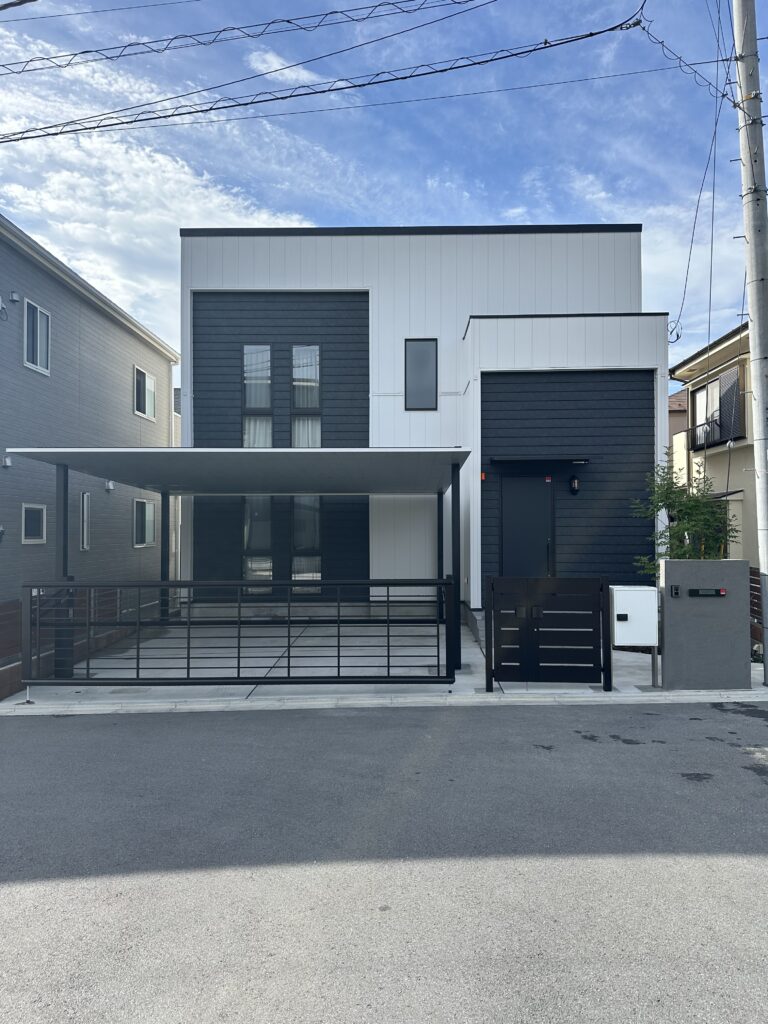 YKK APプレーンルーフの施工事例 フラットでスタイリッシュなカーポート