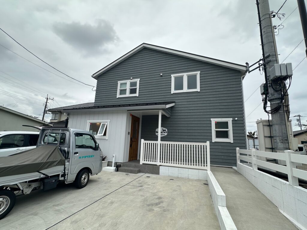 八王子市諏訪町の陣馬街道沿いに建つブルーグレーのアメリカンハウス（高齢犬ペットホテル）