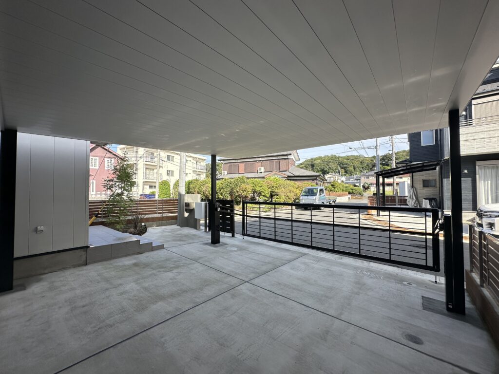 オーバーゲートや宅配ボックスも設置された機能的で美しいエントランス