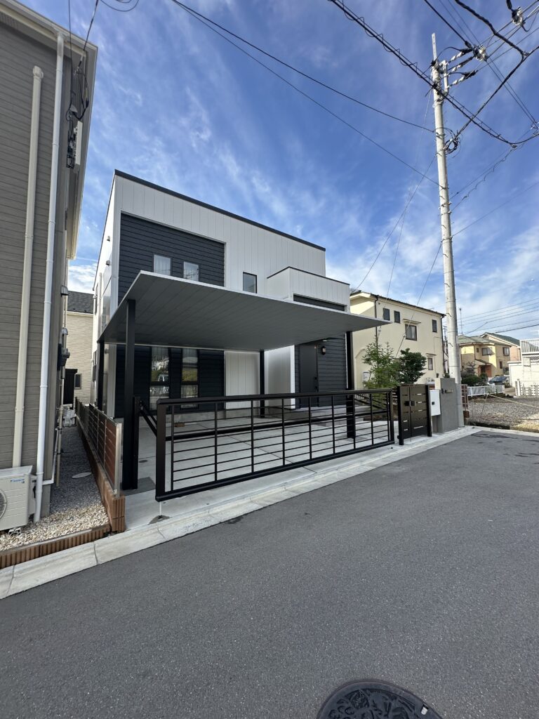 ボブタウン石川町3の外構工事完了 カーポートと建物が調和したモダンな外観