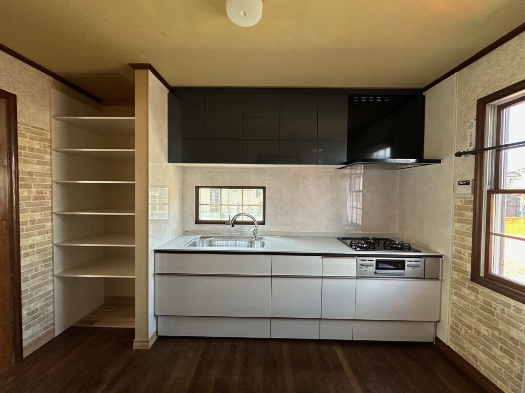 新しく設置されたLIXILのシステムキッチン グレーブルーの吊り戸棚がお洒落なアクセント