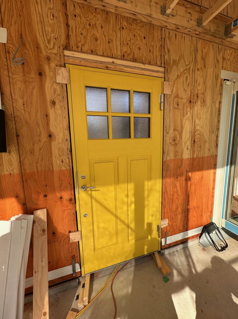 建築中のサーファーズハウスに設置されたナガイ製の断熱入り木製玄関ドア