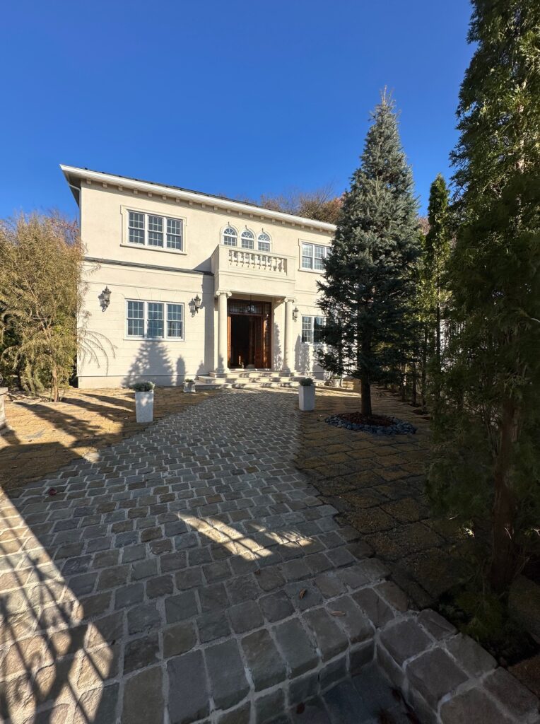 玄関へと続く美しい石畳のアプローチ