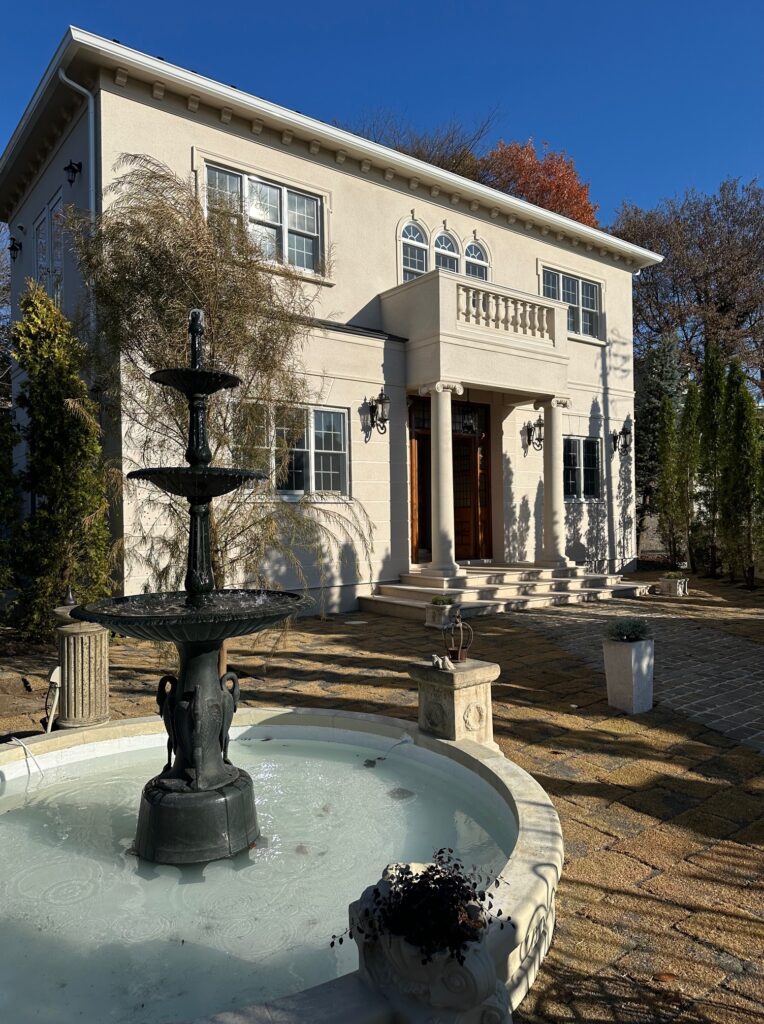 庭園に設置された噴水と職人手作りの石造りの囲い