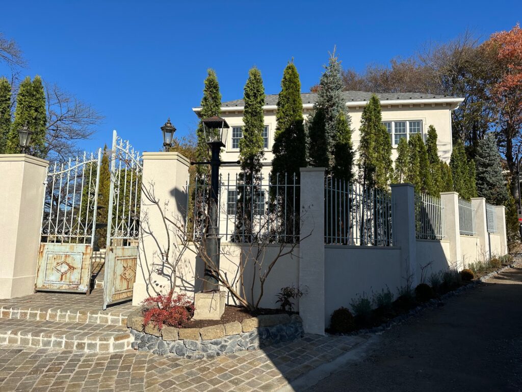 あきる野市のイギリス洋館 アンティークの門扉と手作りのアイアンフェンス