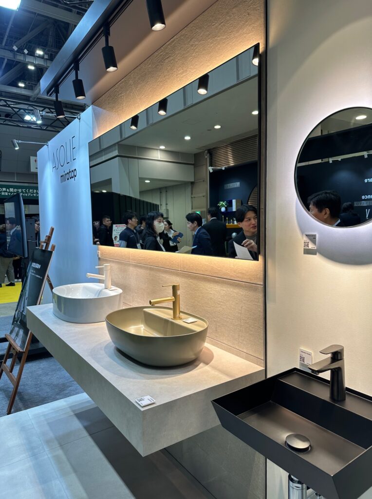 旧サンワカンパニーのLEDライト付きミラー 浮遊感のあるデザイン