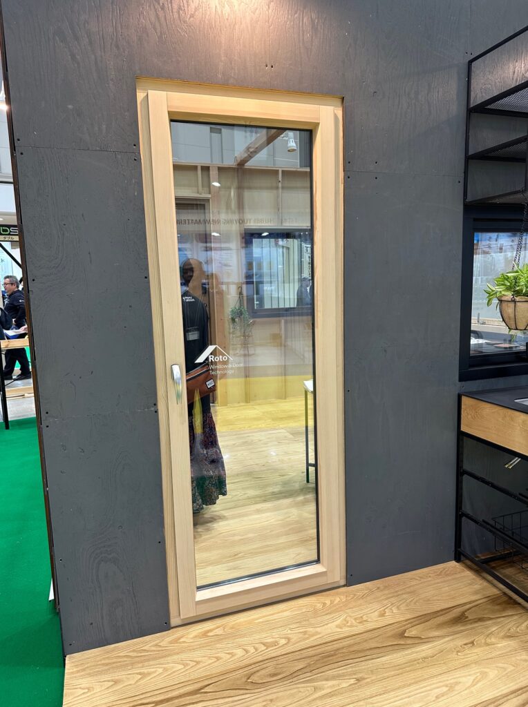 特殊な換気機能がついたお洒落なデザインの勝手口ドア