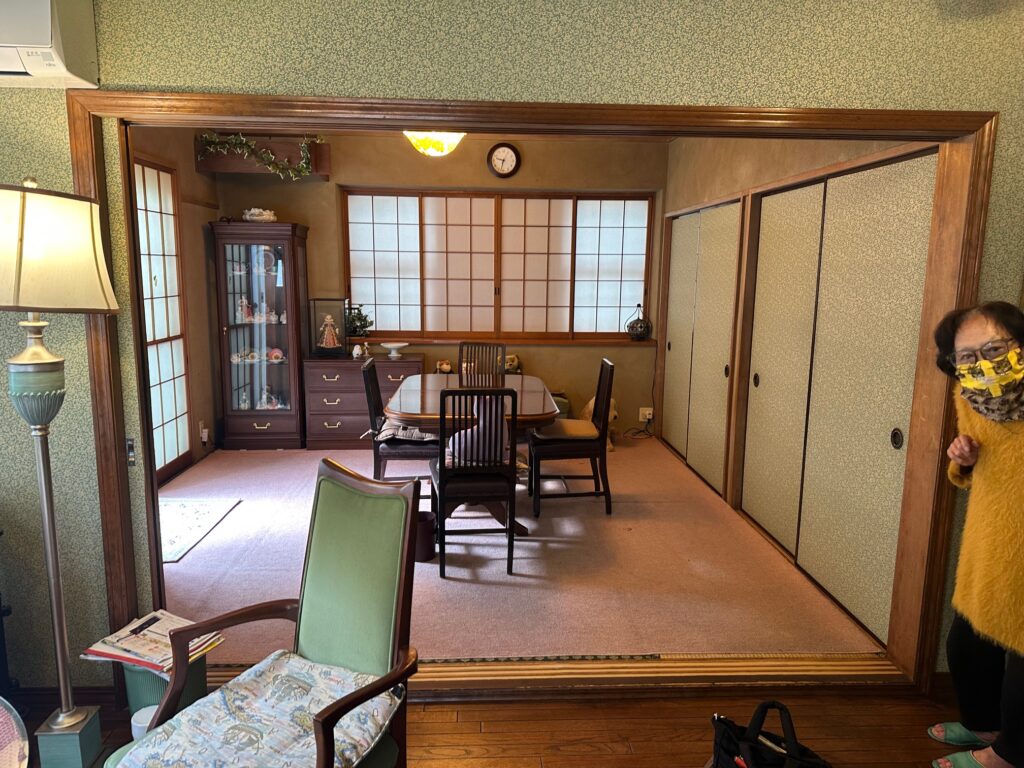 町田市のリフォーム現場 畳の上に絨毯を敷いていた和室