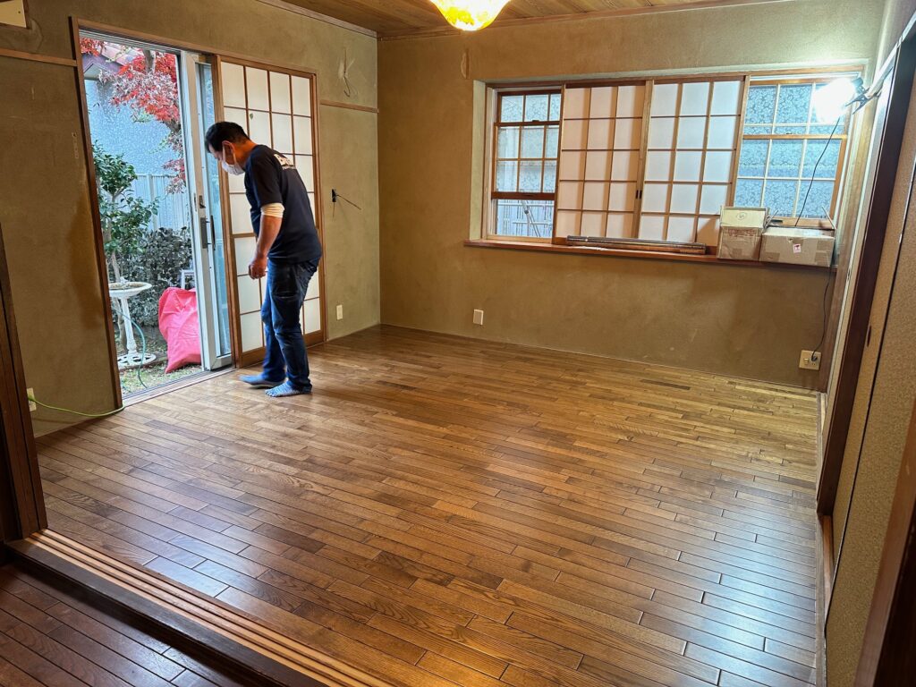 リフォーム後の床 既存に合わせた幅の狭いオーク材フローリング
