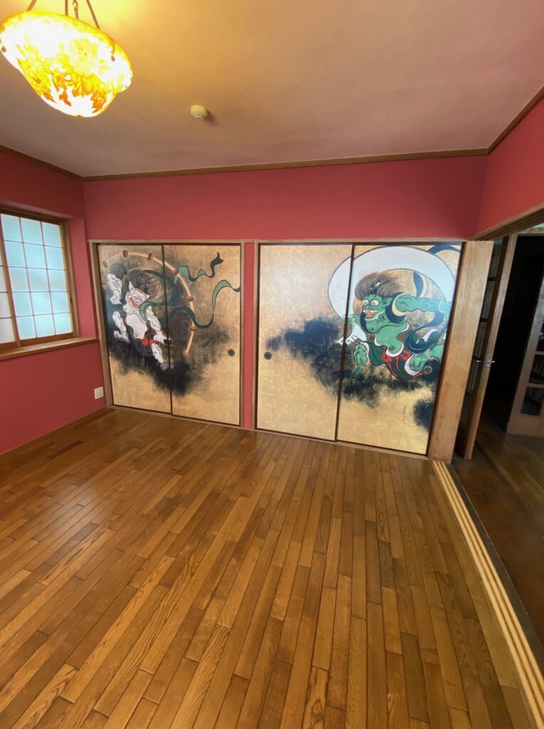 インパクト抜群！風神雷神図が描かれた個性的な襖（ふすま）