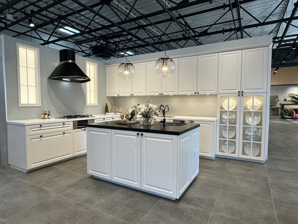 輸入住宅に合う白い框（かまち）扉のおしゃれなキッチン