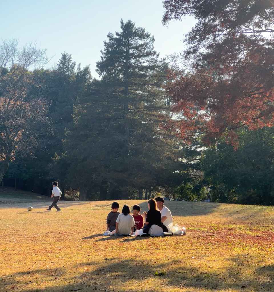 アメフト経験者のお兄さんとサッカー経験者のお姉さんに遊んでもらう様子