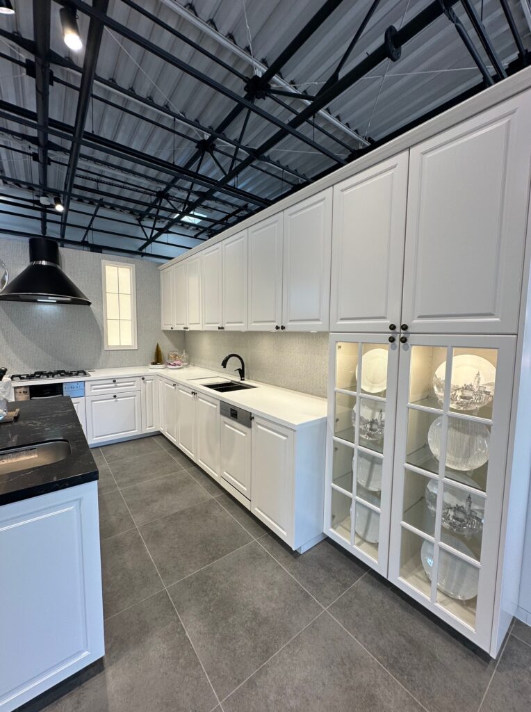 輸入住宅に合う白い框（かまち）扉のおしゃれなキッチン