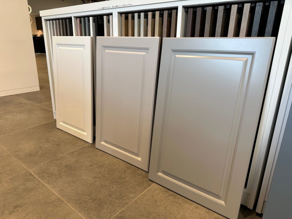 輸入住宅に合う白い框（かまち）扉のおしゃれなキッチン