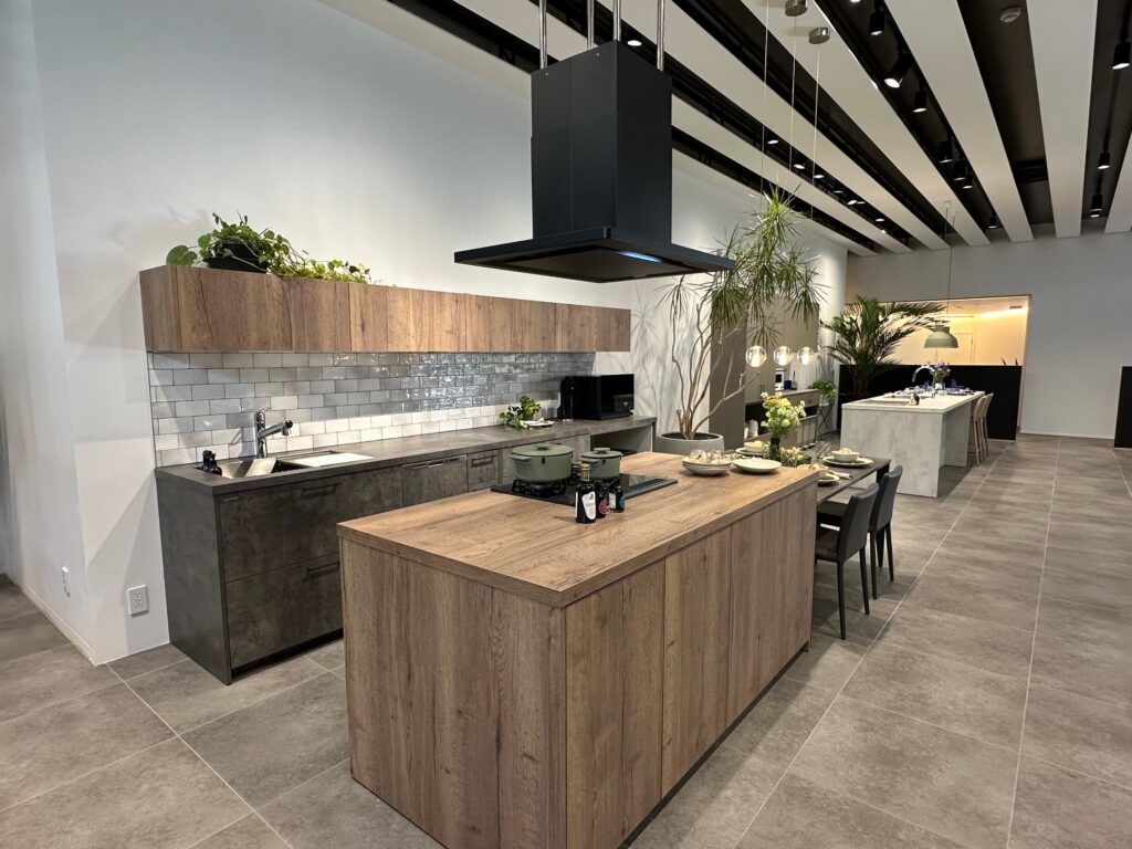 人気のⅡ型（セパレート）キッチンの配置例 作業スペースが広い