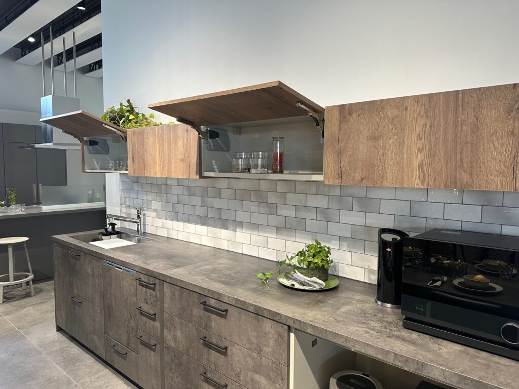 手が届きやすい低めの位置に設置されたおしゃれな吊り戸棚