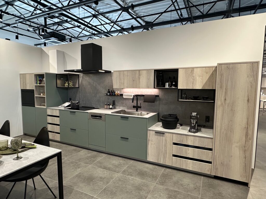 マンションリノベーションなどにも適したコンパクトなキッチンレイアウト