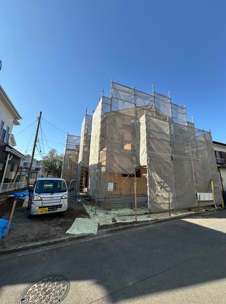 新座市で上棟したアメリカンハウスの骨組み 34坪とは思えない存在感