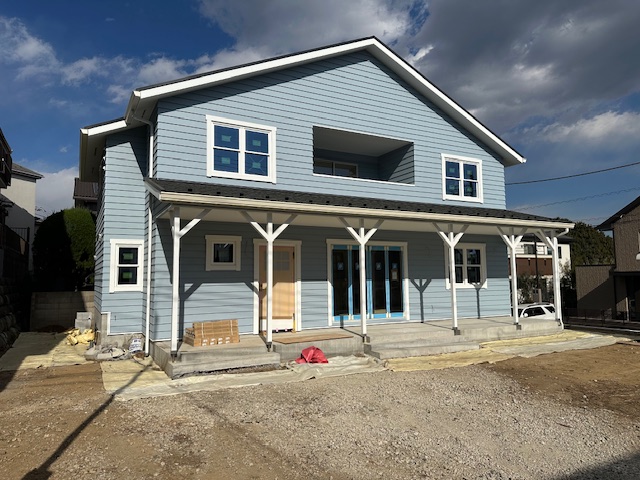 多摩市に建築中のサーファーズハウス 足場が外れて現れたラップサイディングの外観