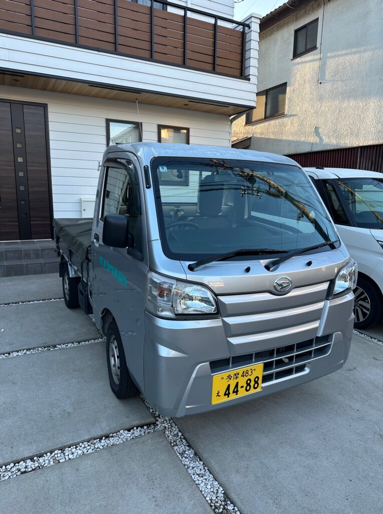 現場に向かうアカツカ建設の軽トラ