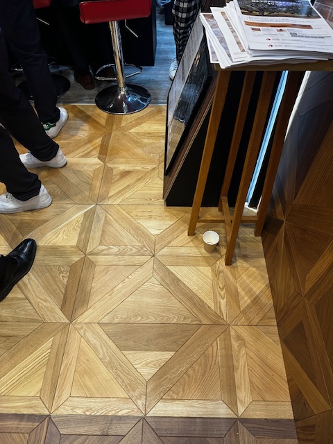 イクタ 施工性が良く無垢の伸縮がない模様入りカラーフロア