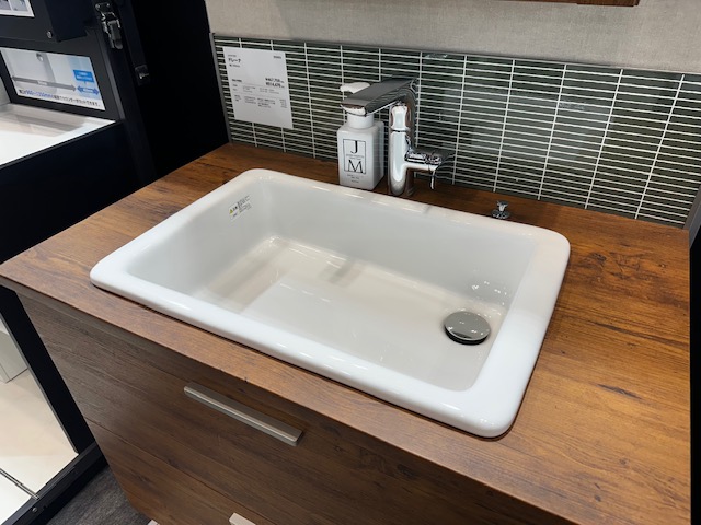 TOTO コンパクトでもデザイン性の高い木目調キャビネットと陶器シンク