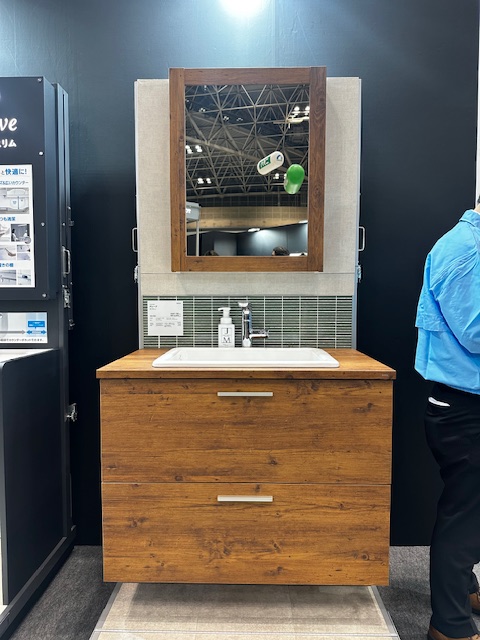 TOTO コンパクトでもデザイン性の高い木目調キャビネットと陶器シンク