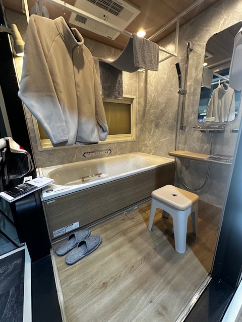 クリナップ 床・天井にもリアルな木目を採用したユニットバス