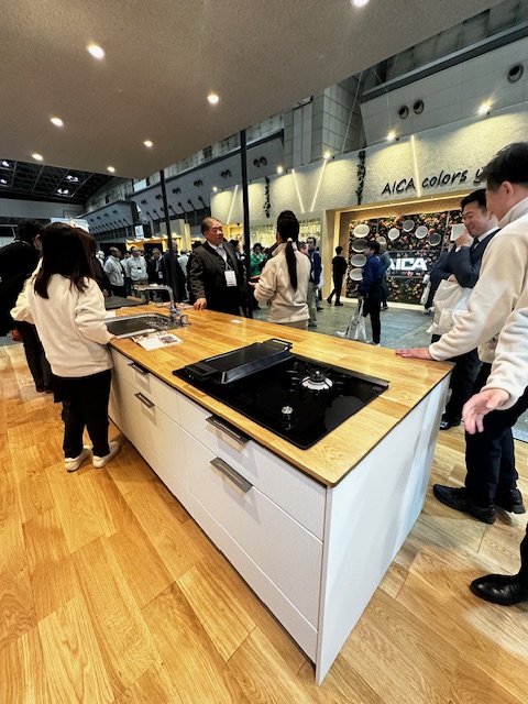 朝日ウッドテックとコラボした無垢天板の木目キッチン