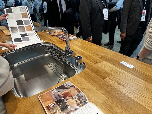 朝日ウッドテックとコラボした無垢天板の木目キッチン