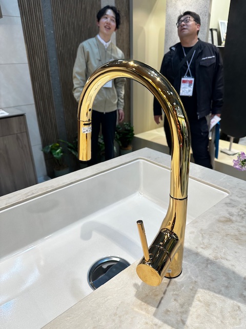 KVK 壊れにくく高級感のあるゴールド色のキッチン水栓