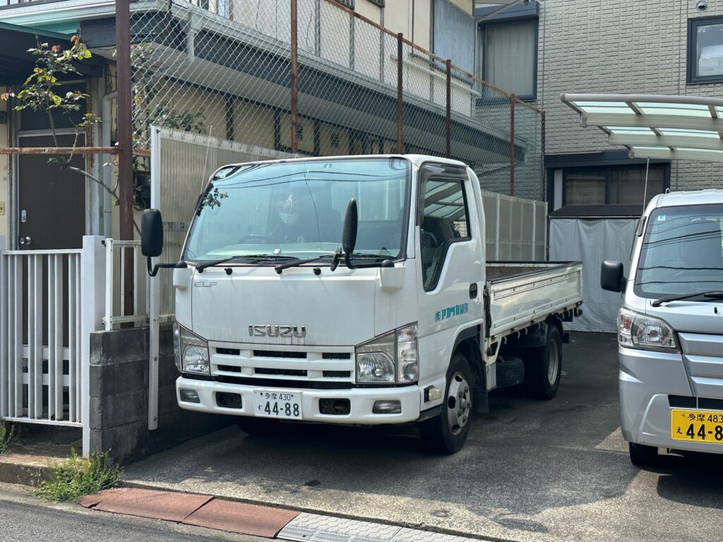 16年間アカツカ建設の現場を支えてくれた、いすゞのエルフトラック