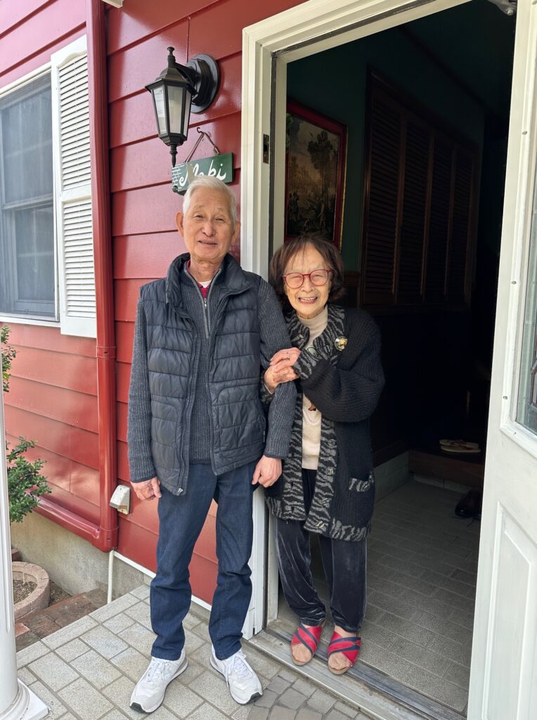 平成元年に新築をご依頼いただいた98歳のおばあちゃまと、アカツカ建設会長の記念写真