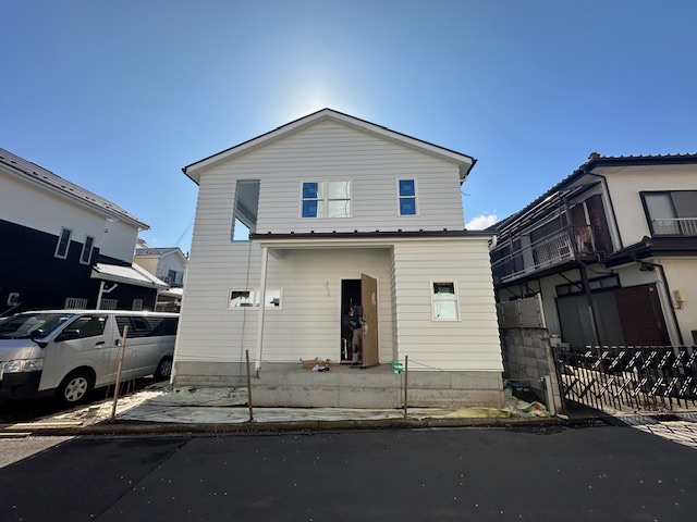 アメリカのホームステイ先の思い出を再現した、白一色のシンプルなアメリカンハウス