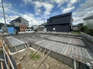 【八王子市】ガレージハウスの基礎工事が進んでいます｜配筋チェックと配管打ち合わせへ